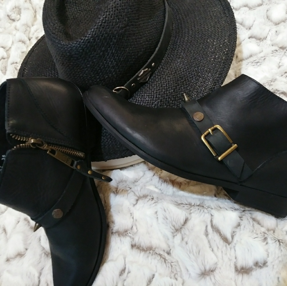 Low cut black boots